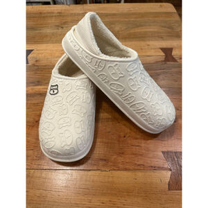 Man’s Unbranded White Slippers with Black Accents Size 10.5(44-45)
